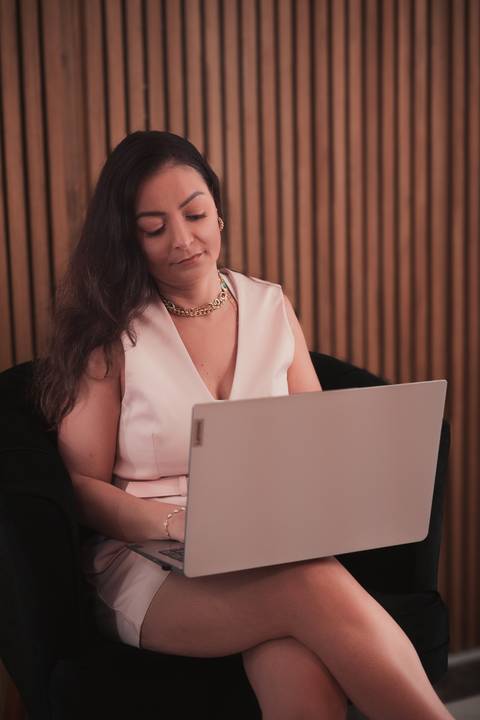 Ensaio feminino corporativo feito em Praia Grande, SP, na Baixada Santista, litoral sul de São Paulo. Fotógrafo profissional Fernando Freire, especialista em ensaio feminino sensual. Mulher em fotografia corporativa sentada e séria.'