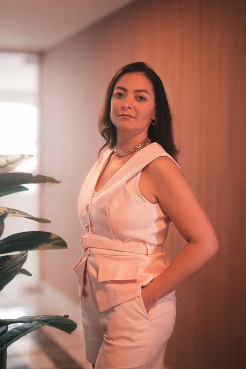 Ensaio feminino corporativo feito em Praia Grande, SP, na Baixada Santista, litoral sul de São Paulo. Fotógrafo profissional Fernando Freire, especialista em ensaio feminino sensual. Mulher em fotografia corporativa séria.'