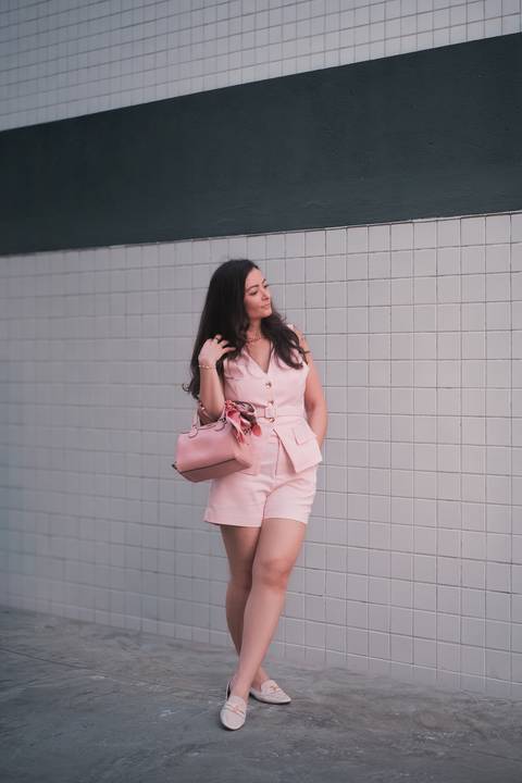 Ensaio feminino corporativo feito em Praia Grande, SP, na Baixada Santista, litoral sul de São Paulo. Fotógrafo profissional Fernando Freire, especialista em ensaio feminino sensual. Mulher em fotografia corporativa descontraída.'