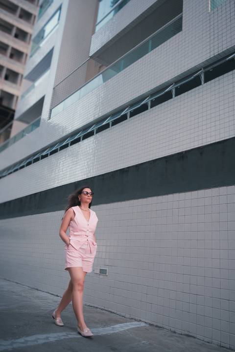 Ensaio feminino corporativo feito em Praia Grande, SP, na Baixada Santista, litoral sul de São Paulo. Fotógrafo profissional Fernando Freire, especialista em ensaio feminino sensual. Mulher em fotografia corporativa descontraída.'
