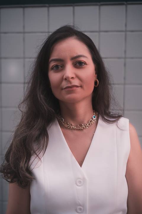 Ensaio feminino corporativo feito em Praia Grande, SP, na Baixada Santista, litoral sul de São Paulo. Fotógrafo profissional Fernando Freire, especialista em ensaio feminino sensual. Mulher em fotografia corporativa séria.'