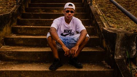 Ensaio fotográfico masculino em ambiente externo, na cidade de Campinas, SP, na UNICAMP. Fotografia profissional por Fernando Freire'