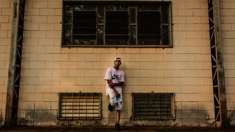 Ensaio fotográfico masculino em ambiente externo, na cidade de Campinas, SP, na UNICAMP. Fotografia profissional por Fernando Freire'