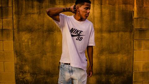 Ensaio fotográfico masculino em ambiente externo, na cidade de Campinas, SP, na UNICAMP. Fotografia profissional por Fernando Freire'