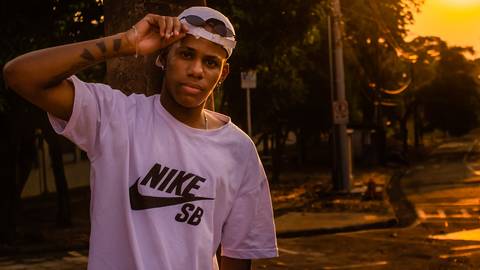 Ensaio fotográfico masculino em ambiente externo, na cidade de Campinas, SP, na UNICAMP. Fotografia profissional por Fernando Freire'