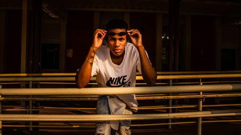 Ensaio fotográfico masculino em ambiente externo, na cidade de Campinas, SP, na UNICAMP. Fotografia profissional por Fernando Freire'