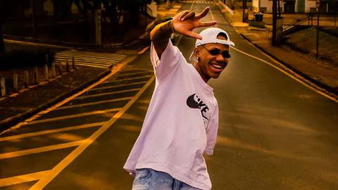 Ensaio fotográfico masculino em ambiente externo, na cidade de Campinas, SP, na UNICAMP. Fotografia profissional por Fernando Freire'