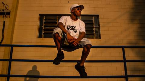 Ensaio fotográfico masculino em ambiente externo, na cidade de Campinas, SP, na UNICAMP. Fotografia profissional por Fernando Freire'