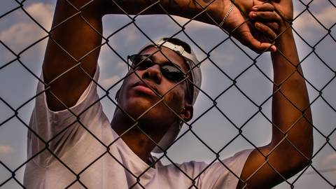 Ensaio fotográfico masculino em ambiente externo, na cidade de Campinas, SP, na UNICAMP. Fotografia profissional por Fernando Freire'