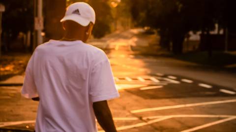 Ensaio fotográfico masculino em ambiente externo, na cidade de Campinas, SP, na UNICAMP. Fotografia profissional por Fernando Freire'