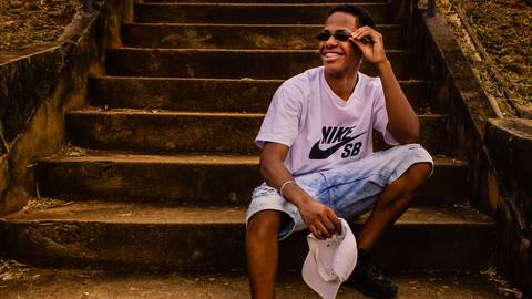 Ensaio fotográfico masculino em ambiente externo, na cidade de Campinas, SP, na UNICAMP. Fotografia profissional por Fernando Freire'