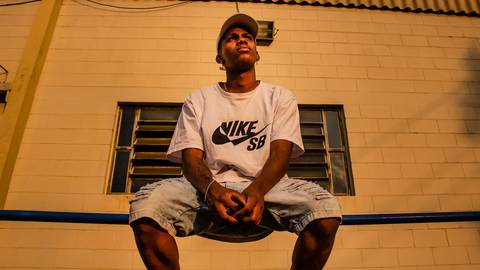 Ensaio fotográfico masculino em ambiente externo, na cidade de Campinas, SP, na UNICAMP. Fotografia profissional por Fernando Freire'