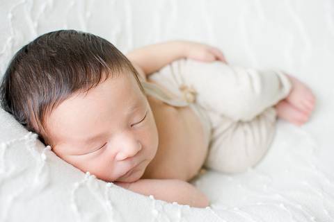 Ensaio newborn realizado no estudio amora e fotografado por nailie lucchesi'