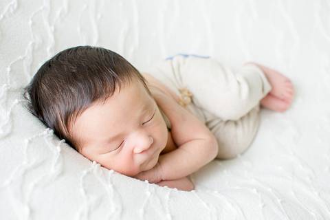 Ensaio newborn realizado no estudio amora e fotografado por nailie lucchesi'