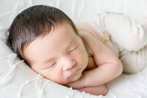 Ensaio newborn realizado no estudio amora e fotografado por nailie lucchesi'