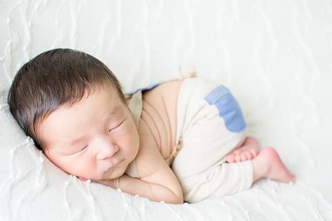 Ensaio newborn realizado no estudio amora e fotografado por nailie lucchesi'