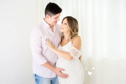 são jose dos campos, ensaio gestante, estudio amora, nailie lucchesi, um casal se olhando eles estão abraçados e felizes com roupas brancas'