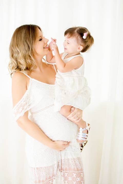 mae e filha estão abracadas e sorrindo, a mae esta gravida em são jose dos campos, no estufio amora, nailie lucchesi'