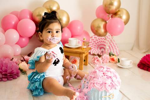 Smash the cake da alice realizado em são josé dos campos com baloes rosa e dourado, com um bolo em formato de cup cake '
