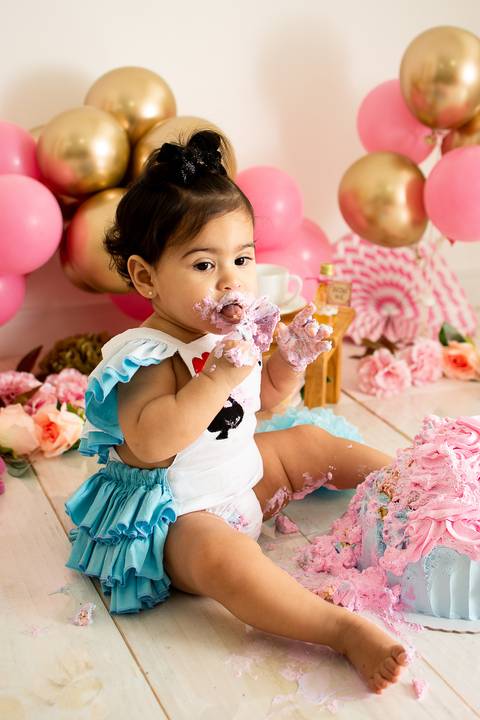 Smash the cake da alice realizado em são josé dos campos com baloes rosa e dourado, com um bolo em formato de cup cake '