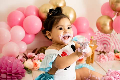 Smash the cake da alice realizado em são josé dos campos com baloes rosa e dourado, com um bolo em formato de cup cake '