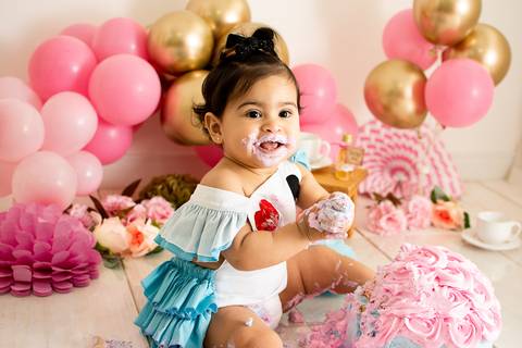 Smash the cake da alice realizado em são josé dos campos com baloes rosa e dourado, com um bolo em formato de cup cake '