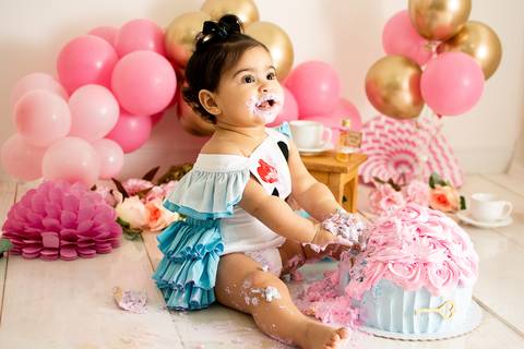 Smash the cake da alice realizado em são josé dos campos com baloes rosa e dourado, com um bolo em formato de cup cake '