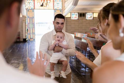 Batizado registrado com olhar delicado'