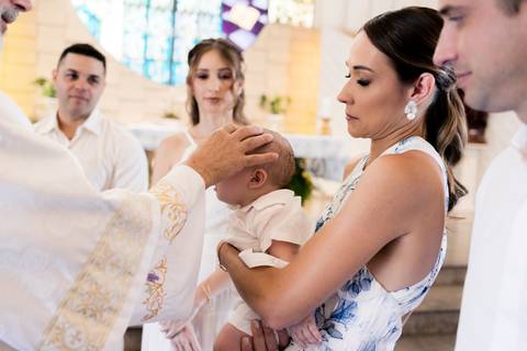 Cerimônia de batizado registrada com sensibilidade'