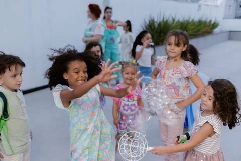Crianças se divertindo em festa infantil em BH'