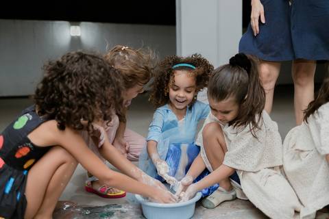 Cobertura de festa infantil com registros naturais'