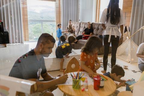 Cobertura de festa infantil com registros naturais'