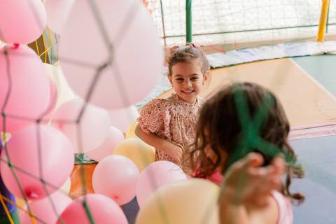 Crianças se divertindo em festa infantil em BH'