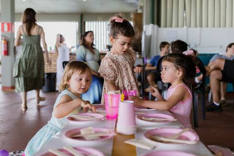 Cobertura de festa infantil com registros naturais'