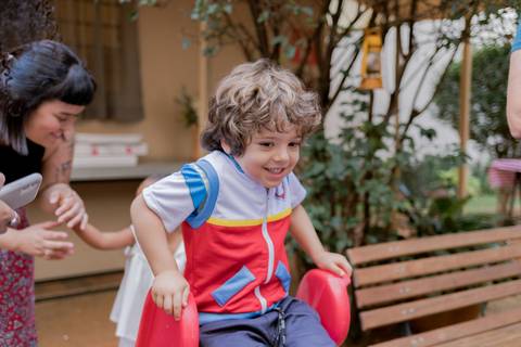 Fotografia infantil profissional em festa de aniversário'