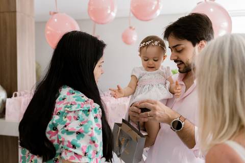 Cobertura de festa infantil com registros naturais'