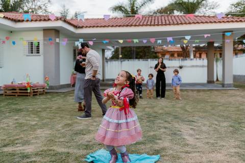 Cobertura de festa infantil com registros naturais'