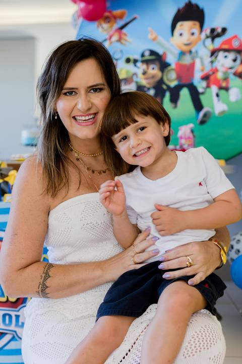 Cobertura de festa infantil com registros naturais'