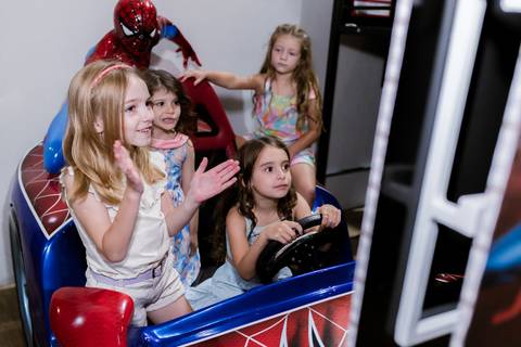 Crianças se divertindo em festa infantil em BH'