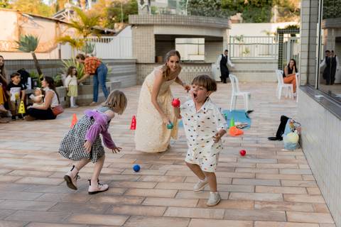 Crianças se divertindo em festa infantil em BH'