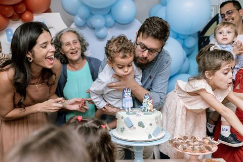 Cobertura de festa infantil com registros naturais'