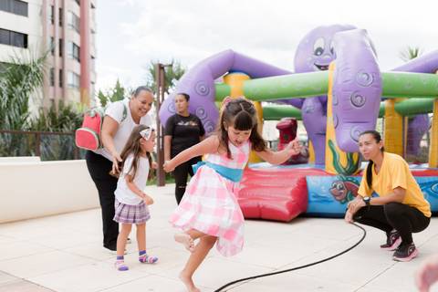 Crianças se divertindo em festa infantil em BH'
