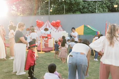 Fotografia infantil profissional em festa de aniversário'