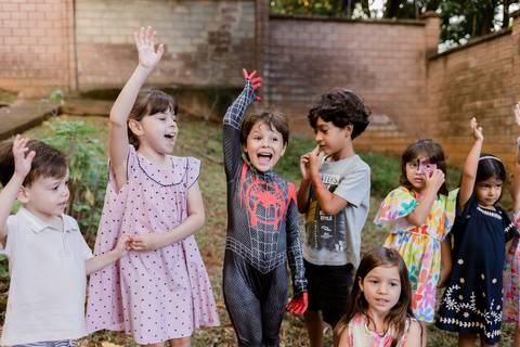Cobertura de festa infantil com registros naturais'