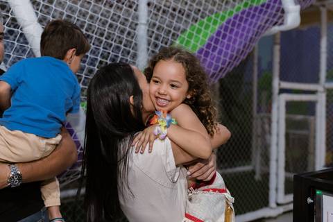 Cobertura de festa infantil com registros naturais'