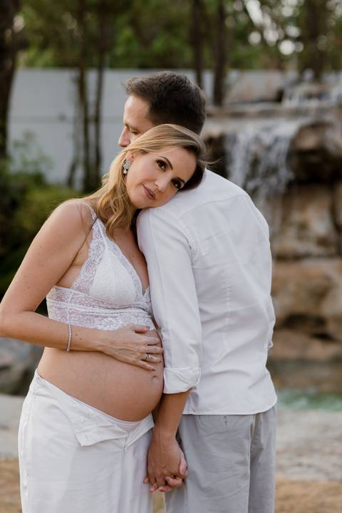 Ensaio de gestante com emoção e delicadeza'