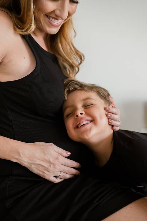 Ensaio gestante com foco em conexão'