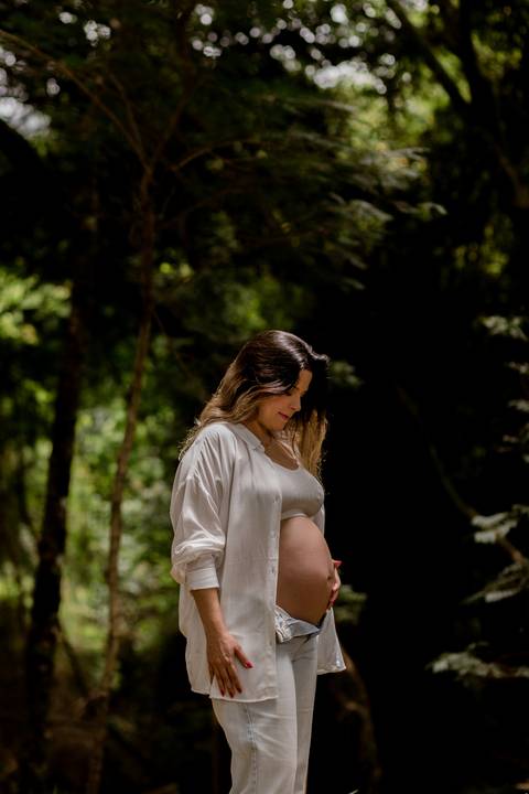 Ensaio de gestante com emoção e delicadeza'