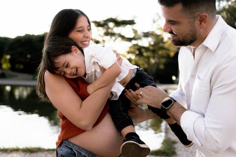 Ensaio gestante com foco em conexão'