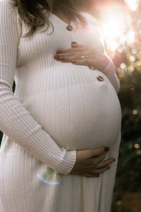 Fotografia de gestante em BH com luz natural'